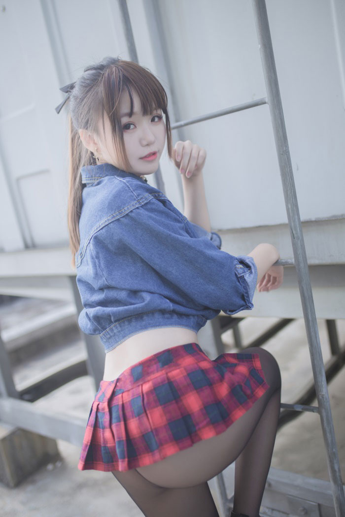 网红Coser@Yoko宅夏Cos - 红色格子 [32P/188MB]